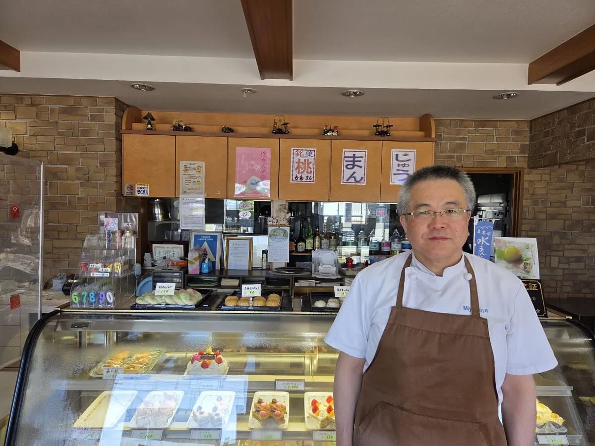 お菓子のみよしやの店内と職人